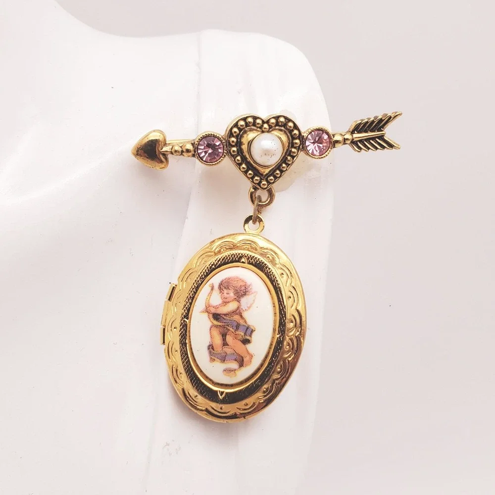 Avon Photo Locket Brooch Gold Tone Cupid Heart Arrow Pink Rhinestone Vintage Pin